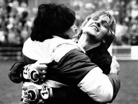 Stuttgarter Kickers vs Bayer 05 Uerdingen: Trainer Werner Biskup umarmt Torwart Werner Vollack (beide Uerdingen)