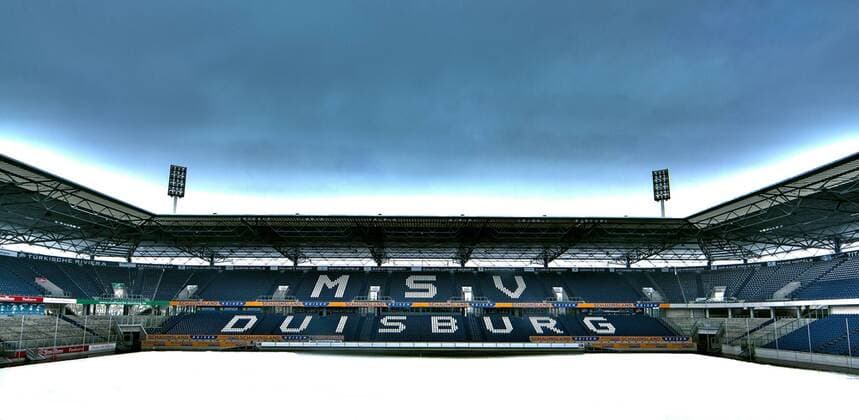 07.12.2012, Duisburg, Schneefall in Duisburg NRW am Freitag, 07.12.2012. Schauinsland Reisen Arena Stadion Wedaustadion SLR Arena in Duisburg mit schneebedecktem Spielfeld.