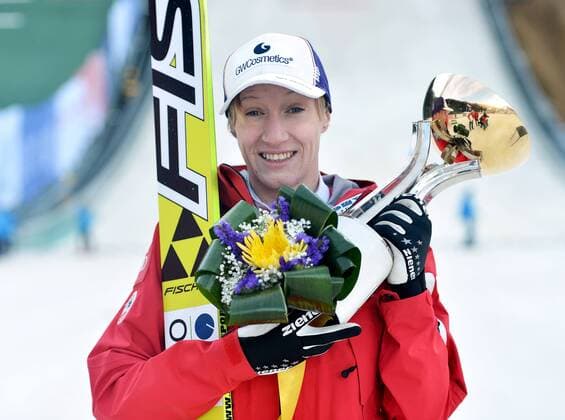 SKI NORDISCH - FIS WC Sotschi KRASNAJA POLJANA,RUSSLAND,09.DEZ.12 - SKI NORDISCH, SKISPRINGEN - FIS Weltcup der Damen, Siegerehrung. Bild zeigt Daniela Iraschko (AUT). Keyword: Trophäe. 