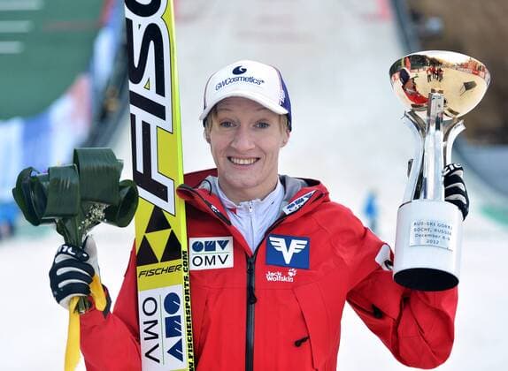 SKI NORDISCH - FIS WC Sotschi KRASNAJA POLJANA,RUSSLAND,09.DEZ.12 - SKI NORDISCH, SKISPRINGEN - FIS Weltcup der Damen, Siegerehrung. Bild zeigt Daniela Iraschko (AUT). Keyword: Trophäe. 