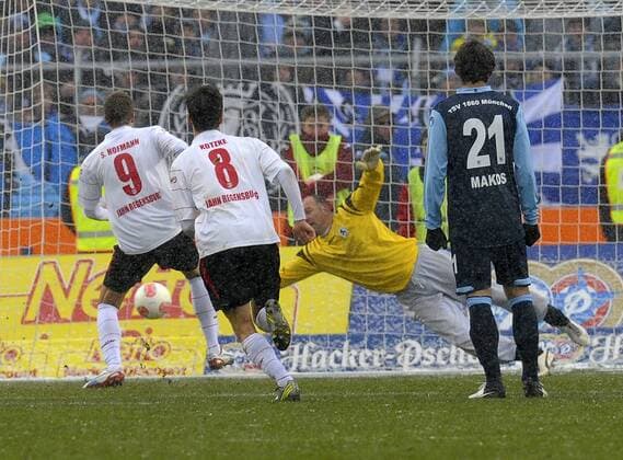 09.12.2012, Fussball 2.Bundesliga 2012 2013, 18.Spieltag, Jahn Regensburg gegen 1860 München, im Städtischen Jahnstadion in Regensburg, Sebastian Hofmann (li, Regensburg) trifft zum 1:0 per Foulelfmeter gegen Torwart Gabor Kiraly (1860) .