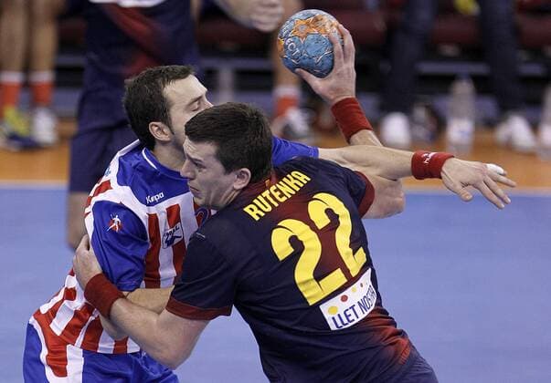 BM Atletico de Madrid s Miguel Sanchez (l) and FC Barcelona Intersport s Siarhei Rutenka during ASOBAL League match.December 08 ,2012.  (201212092634)