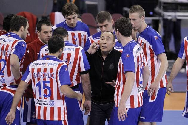 BM Atletico de Madrid s coach Talant Dujshebaev with his players in time out during ASOBAL League match.December 08 ,2012.  (201212092632)
