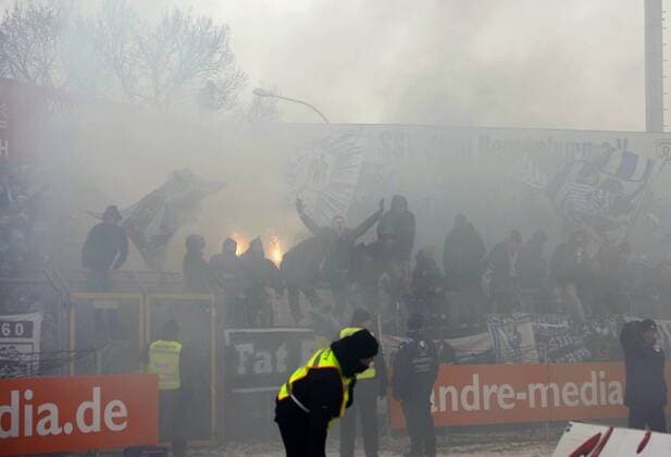 09.12.2012, Fussball 2.Bundesliga 2012 2013, 18.Spieltag, Jahn Regensburg gegen 1860 München, im Städtischen Jahnstadion in Regensburg, Die 60ger Fans zünden Bengalos und Rauchbomben an,