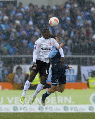 09.12.2012, Fussball 2.Bundesliga 2012 2013, 18.Spieltag, Jahn Regensburg gegen 1860 München, im Städtischen Jahnstadion in Regensburg, v.l. Francky Sembolo (Regensburg) gegen Christopher Schindler (1860) .