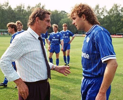 Fußball, Trainerhistorie 1. FC Lok Leipzig von 1896 bis heute Aus Freundschaftsspiel Spielvereinigung Groß Bülten (bei Peine) gegen Lok Leipzig am 26.06.1990. Im Foto: li. Trainer Gunter Böhme