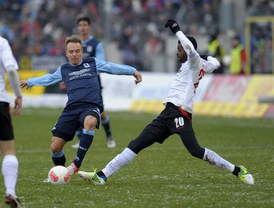 09.12.2012, Fussball 2.Bundesliga 2012 2013, 18.Spieltag, Jahn Regensburg gegen 1860 München, im Städtischen Jahnstadion in Regensburg, v.li: Arne Feick (1860) gegen Denis Weidlich (Regensburg).