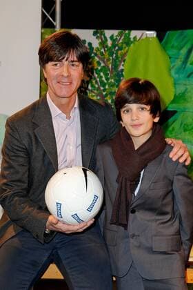 Joachim Jogi Loew, Julian Jogi Übergabe der 100.000 Euro Spende von MAOAM zugunsten der Stiftung Fairchance in der Vineta-Grundschule, Berlin Foto:xgbrcix xFuturexImage