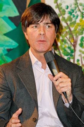 Joachim Jogi Loew Übergabe der 100.000 Euro Spende von MAOAM zugunsten der Stiftung Fairchance in der Vineta-Grundschule, Berlin Foto:xgbrcix xFuturexImage