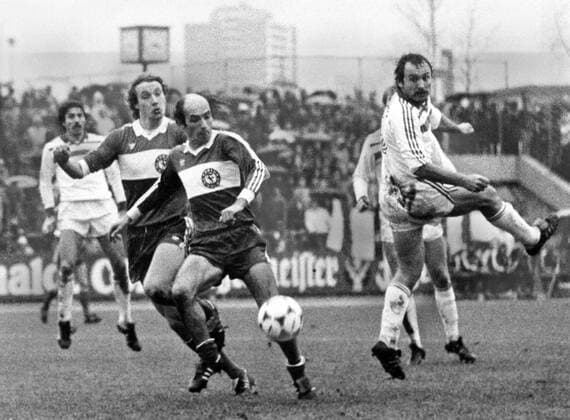 Robert Piller (SC Freiburg, re.) gegen Hannes Linßen und Dieter Lemke (beide Fortuna Köln)