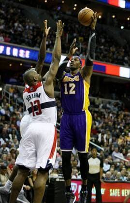 Dwight Howard (R) of Los Angeles Lakers shoots during the NBA Basketball Herren USA game against Washington Wizards in Washington, the United States, Dec, 14, 2012. Lakers won 102-96. (Xinhua Fang Zhe)(lm) US-WASHINGTON-NBA-WIZARD VS LAKERS 