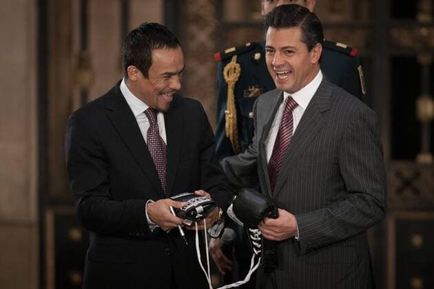Mexican President Enrique Pena Nieto (R) talks to Mexican boxer Juan Manuel Marquez during a ceremony at the National Palace, in Mexico City, capital of Mexico, on Dec. 14, 2012. The welterweight champion Juan Manuel Marquez presented Pena Nieto the gloves he used on the match he won against Filipino boxer Manny Pacquiao as a gift. (Xinhua Pedro Mera) (ce) MEXICO-MEXICO CITY-BOXING-PENA NIETO-MARQUEZ 