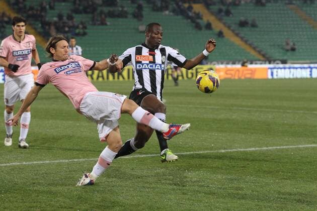 IPP20121215 Football - soccer: Serie A, Udinese Calcio - US Palermo, Edgar Baretto anticipa Emmanuel Agyemang-Badu (Hinweis: Verwendung nur in Deutschland - only Germany) xHOCHxZWEIx xItalyxPhotoxPressx 