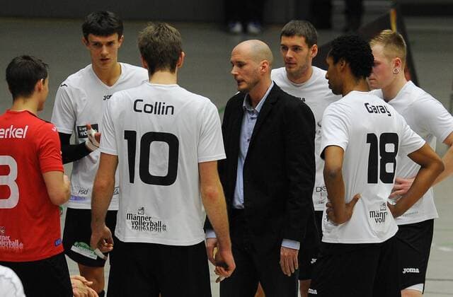 Trainer Sven Dörendahl (Dresden) vor seiner Mannschaft, VC Dresden gegen VfB Friedrichshafen, Volleyball, 1. Bundesliga Männer, 1. Liga, Margon-Arena Dresden Bodenbacher Straße, VCD, Volleyballclub Dresden, Margon Arena, Saison 2012 2013,