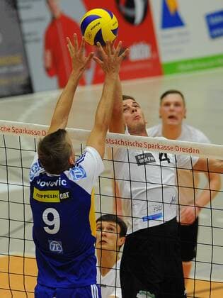 hinterm Netz: Santino Rost (Dresden) gegen Nikola Jovovic (9, Friedrichshafen), VC Dresden gegen VfB Friedrichshafen, Volleyball, 1. Bundesliga Männer, 1. Liga, Margon-Arena Dresden Bodenbacher Straße, VCD, Volleyballclub Dresden, Margon Arena, Saison 2012 2013,