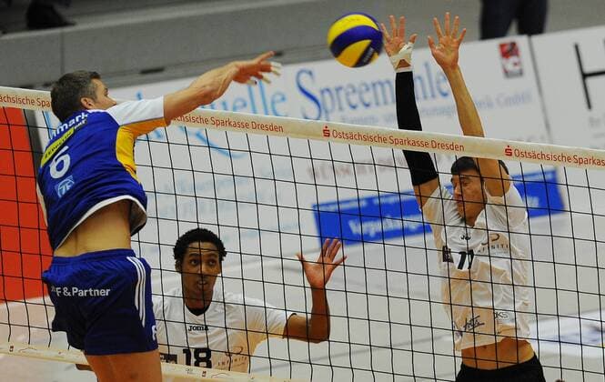 hinterm Netz: Yaniel Garay Gomez (18) und Alan Wasilewski (beide Dresden) gegen Matthew Denmark (6, Friedrichshafen), VC Dresden gegen VfB Friedrichshafen, Volleyball, 1. Bundesliga Männer, 1. Liga, Margon-Arena Dresden Bodenbacher Straße, VCD, Volleyballclub Dresden, Margon Arena, Saison 2012 2013,
