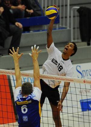 hinterm Netz: Yaniel Garay Gomez (Dresden) gegen Matthew Denmark (Friedrichshafen), VC Dresden gegen VfB Friedrichshafen, Volleyball, 1. Bundesliga Männer, 1. Liga, Margon-Arena Dresden Bodenbacher Straße, VCD, Volleyballclub Dresden, Margon Arena, Saison 2012 2013,