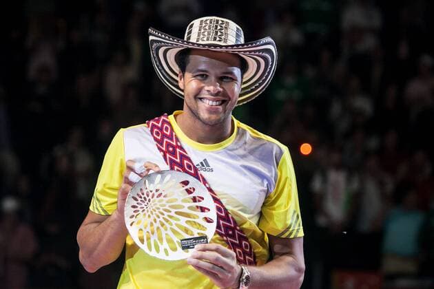 Jo-Wilfried Tsonga of France holds his recognition award in the city of Bogota, capital of Colombia, on Dec. 15, 2012. (Xinhua Jhon Paz) (jp) (jp) (ah) COLOMBIA-BOGOTA-TENNIS- 