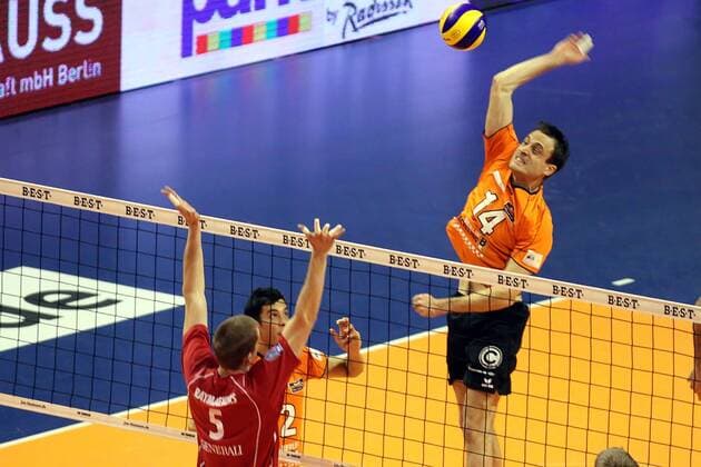 Berlin, Deutschland 16. Dezember 2012: 1. Bundesliga Volleyball 12 13 - Berlin Recycling Volleys vs. Generali Haching. Tomas Kmet (Berlin) gegen den Block aus Matias Raymaekers (Haching) sw