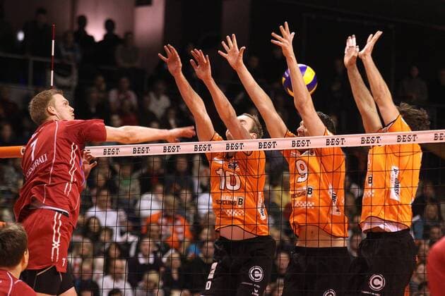 Berlin, Deutschland 16. Dezember 2012: 1. Bundesliga Volleyball 12 13 - Berlin Recycling Volleys vs. Generali Haching. Jan Willem Snippe (Haching) gegen den Block aus Sebastian Kuehner, Ricardo Galandi und Bjoern Hoehne (Berlin) sw