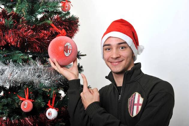 MATTIA DE SCIGLIO CON CAPPELLO BABBO NATALE