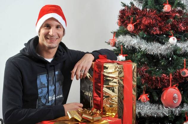 LUCA ANTONINI CON CAPPELLO BABBO NATALE