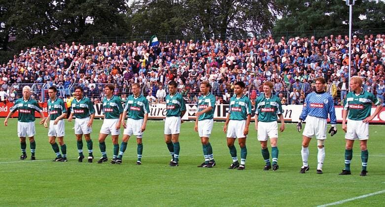 Aus 2. BL Saison 1998 1999 am 23.08.1998 FC Gütersloh (Grün) Im Foto: Mannschaft vom FC Gütersloh: v.li.: Uwe Weidemann, Christian Meyer, Willi Landgraf, Daniel Stendel, Horst Elberfeld, Jens Tschiedel, Frank Scharpenberg, David Wagner, Janosch Dziwior, Torwart Michael Kraft und Rob Reekers
