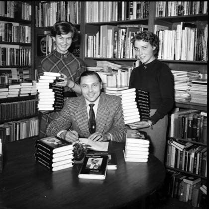 Max Morlock bei der Buchvorstellung in einer Nürnberger Bücherei. ca. 1962