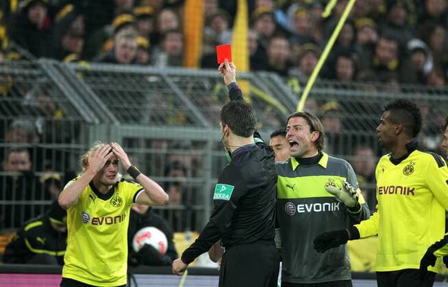 Samstag 08.12.2012, 1. Fussball - Bundesliga Saison 12 13 - 16. Spieltag in Dortmund, BV Borussia Dortmund - VfL Wolfsburg 2:3, Schiedsrichter Wolfgang Stark zeigt Marcel Schmelzer (BVB) die rote Karte DeFodi001