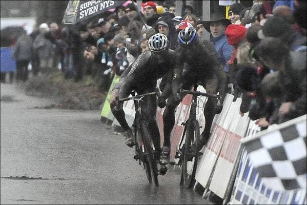 Zdenek Stybar pousse Jan Denuwelaere CYCLISME : GP Rouwmoer -cyclocross - 22 12 2012 PHOTONEWS PANORAMIC 