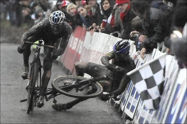 Zdenek Stybar pousse Jan Denuwelaere CYCLISME : GP Rouwmoer -cyclocross - 22 12 2012 PHOTONEWS PANORAMIC 