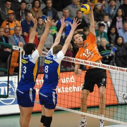 V.l.n.r.: Ventzislav SIMEONOV (VfB Friedrichshafen), Max GÜNTHÖR (VfB Friedrichshafen) und Paul CARROLL (Berlin RV) Volleyball, 1.Bundesliga, Männer, VfB Friedrichshafen - Berlin Recycling Volleys, 22.12.2012