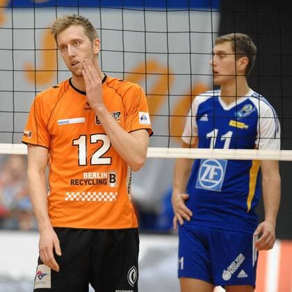 Paul CARROLL (Berlin RV), hinten Sebastian KRAUSE (VfB Friedrichshafen) Volleyball, 1.Bundesliga, Männer, VfB Friedrichshafen - Berlin Recycling Volleys, 22.12.2012
