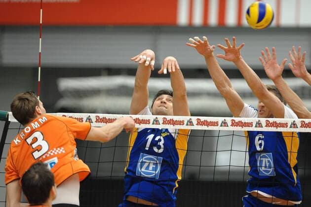 Angriffsball von Robert KROMM (Berlin RV), hinten versuchen Ventzislav SIMEONOV (VfB Friedrichshafen) und Matthew DENMARK (VfB Friedrichshafen) vergeblich an den Ball zu kommen. Volleyball, 1.Bundesliga, Männer, VfB Friedrichshafen - Berlin Recycling Volleys, 22.12.2012
