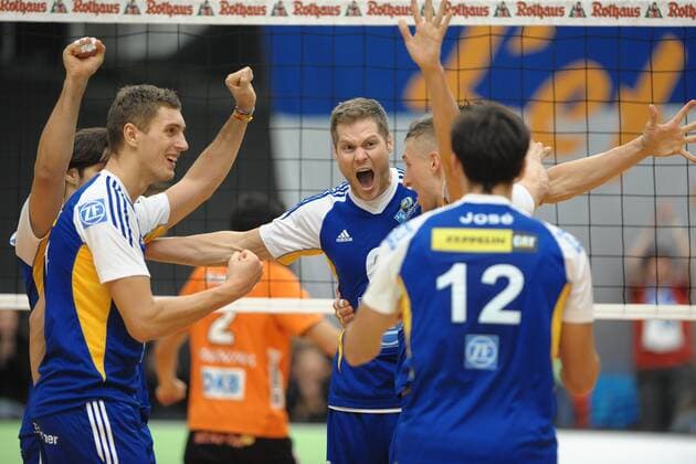 Links Sebastian KRAUSE (VfB Friedrichshafen), Matthew DENMARK (VfB Friedrichshafen) und Joao JOSE (VfB Friedrichshafen) Volleyball, 1.Bundesliga, Männer, VfB Friedrichshafen - Berlin Recycling Volleys, 22.12.2012