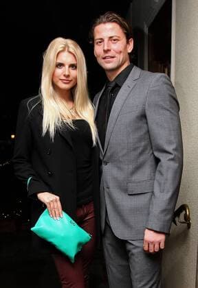 19.12.2012, Dortmund, Fussball, Borussia Dortmund feiert nach seine Weihnachtsfeier im Restaurant Piazza Navona in Dortmund. Torwart Roman Weidenfeller (Dortmund) mit Freundin Lisa Rossenbach. Spielerfrau