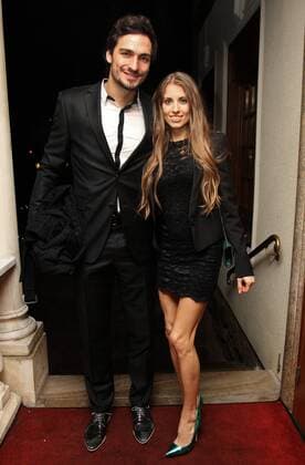 19.12.2012, Dortmund, Fussball, Borussia Dortmund feiert nach seine Weihnachtsfeier im Restaurant Piazza Navona in Dortmund. Mats Hummels (Dortmund) mit Freundin Cathy. Spielerfrau