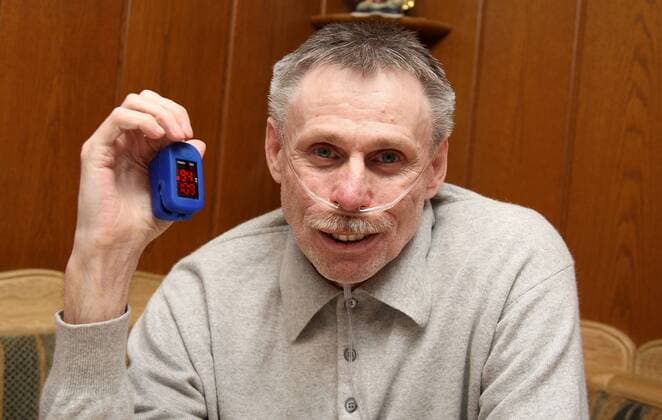 17.12.2012, Essen, Fussball, Ehemaliger MSV-Profi Michael Tönnies Toennies zeigt ein mobiles Messgerät Meßgerät, mit dem er den Sauerstoffgehalt im Blut und seinen Puls in Sekunden ermitteln kann, einen sogenannten Pulsoximeter (Oximeter, Oxihealth)