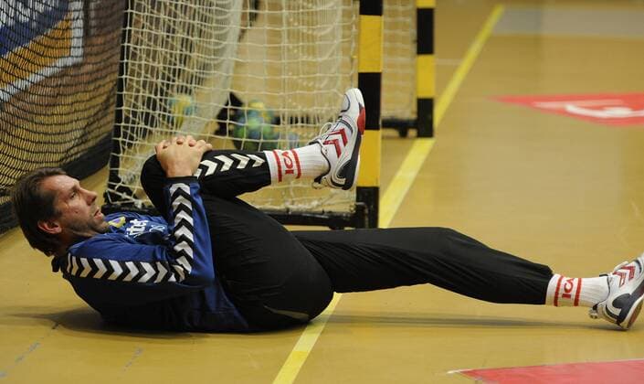 --------- Former Kiel handball star Magnus Wislander, now coach for team Redbergslid in the Swedish Elitserien, made a surprising comeback as player on Monday, Nov. 14, 2011, when he played in his teams home game vs Hammarby due to a long injury list. Local Caption hANDBOLL Magnus Wislander Comeback Kod: HOLLX8 Magnus Wislander Comeback - 