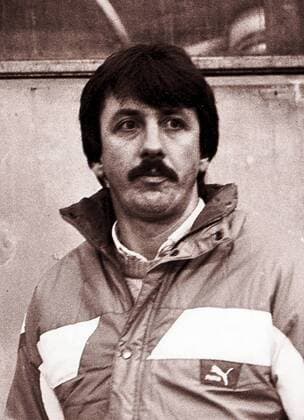 Aus 2. BL Saison 1985 1986 Eintracht Braunschweig (helles Trikot) gegen den VfL Osnabrück 2:! am 07.12.1985. Im Foto: OS Trainerassi Rolf Grünther