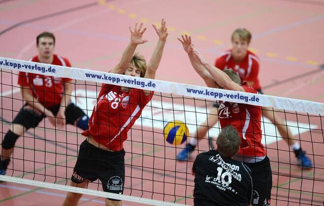 Volleyball DVV Pokal Halbfinale Saison 2012 2013 TV Rottenburg 1-3 Moerser SC 29.11.2012 TV R Block; Felix Isaak (li) und Rene Bahlburg (re) gegen Michael Olieman (unten, Moerser SC) 