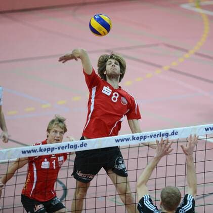Volleyball DVV Pokal Halbfinale Saison 2012 2013 TV Rottenburg 1-3 Moerser SC 29.11.2012 Felix Isaak (TV Rottenburg) am Ball 