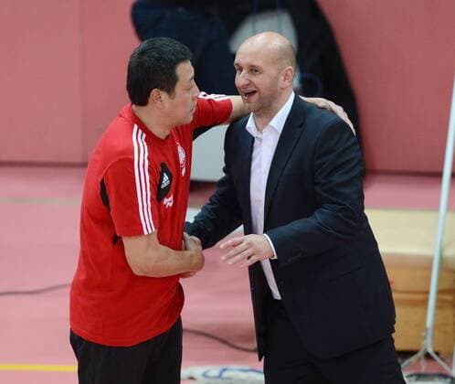 Volleyball DVV Pokal Halbfinale Saison 2012 2013 TV Rottenburg 1-3 Moerser SC 29.11.2012 Shake Hands, Trainer Hans Peter Müller Angstenberger (re, TV Rottenburg) gratuliert dem Trainer des Moerser SC Chang Cheng Liu zum Sieg 