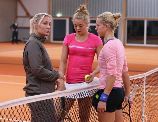 DTB Bundestrainerin und Fed Cup Chefin Barbara Rittner und das Porsche Talentteam Deutschland bei einem Lehrgang in Ismaning bei München, junge Tennis Talente, Barbara Rittner bespricht das Programm mit den Spielerinnen Carina Witthöft (Mitte) und Dinah Pfizenmaier, Training,Halbkoerper,Querformat,