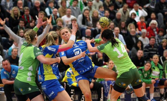 Anne HUBINGER (HC LEIPZIG) wird durch einen Griff am Arm durch Jenny KAROLIUS (FRISCH AUF! Göppingen) am Wurf gehindert FRISCH AUF! Göppingen, (Saison 2012 2013), 30.12.2012 FRISCH AUF! Göppingen vs. HC Leipzig, EWS-Arena Nördliche Ringstr. 87 73033 Göppingen 121230 2012