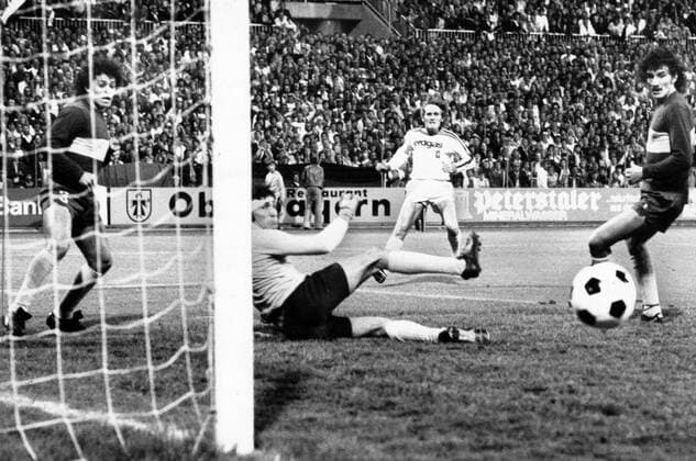 Allan Simonsen (Borussia Mönchengladbach, 2.re.) verzieht im Weltpokalfinale 1978 gegen Torwart Hugo Orlandi Gatti (Boca Junior Buenos Aires)