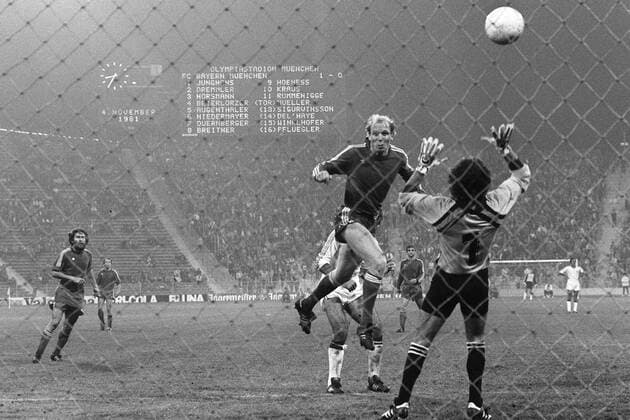 Dieter HOENESS erzielt per Kopfball das Tor zum 2:0, Aktion, Torschuss, Fussball Europacup Europapokal FC Bayern München - Benfica Lissabon 4:1, vsw, Querformat, 04.11.1981