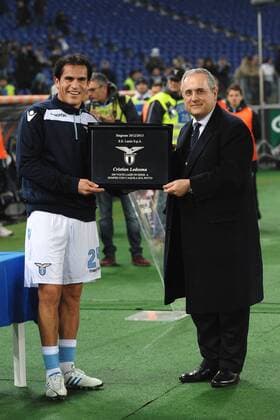 Cristian Ledesma (L) wird von Präsident Claudio Lotito (Lazio Rom) für sein 200. Spiel geehrt 05 01 2013 Roma.Stadio Olimpico.Football Calcio 2012 2013. Campionato di Calcio Serie A; Lazio Rom - Cagliari Calcio. andreaxstaccioli