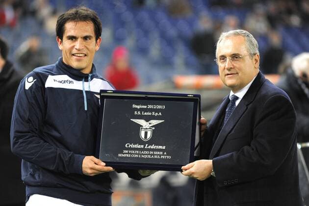 Claudio Lotito ehrt Cristian Ledesma für sein 200. Spiel für Lazio Rom in der Serie A 
