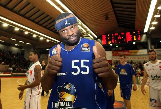 Dawan Robinson (Fraport Skyliners) feiert den Auswärtssieg , LTi Gießen 46ers - Fraport Skyliners (Frankfurt) , 1. Basketball Bundesliga 2012 2013, Gießen 05.01.2013